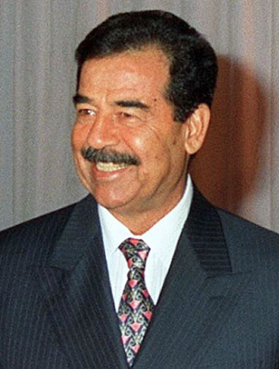 Portrait officiel de Saddam Hussein à la fin des années 1990.